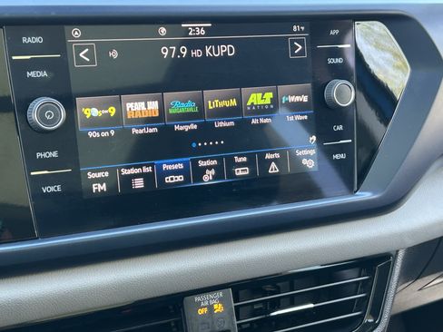 Used 2023 Volkswagen Taos SE w/ Panoramic Sunroof Package FWD image 21