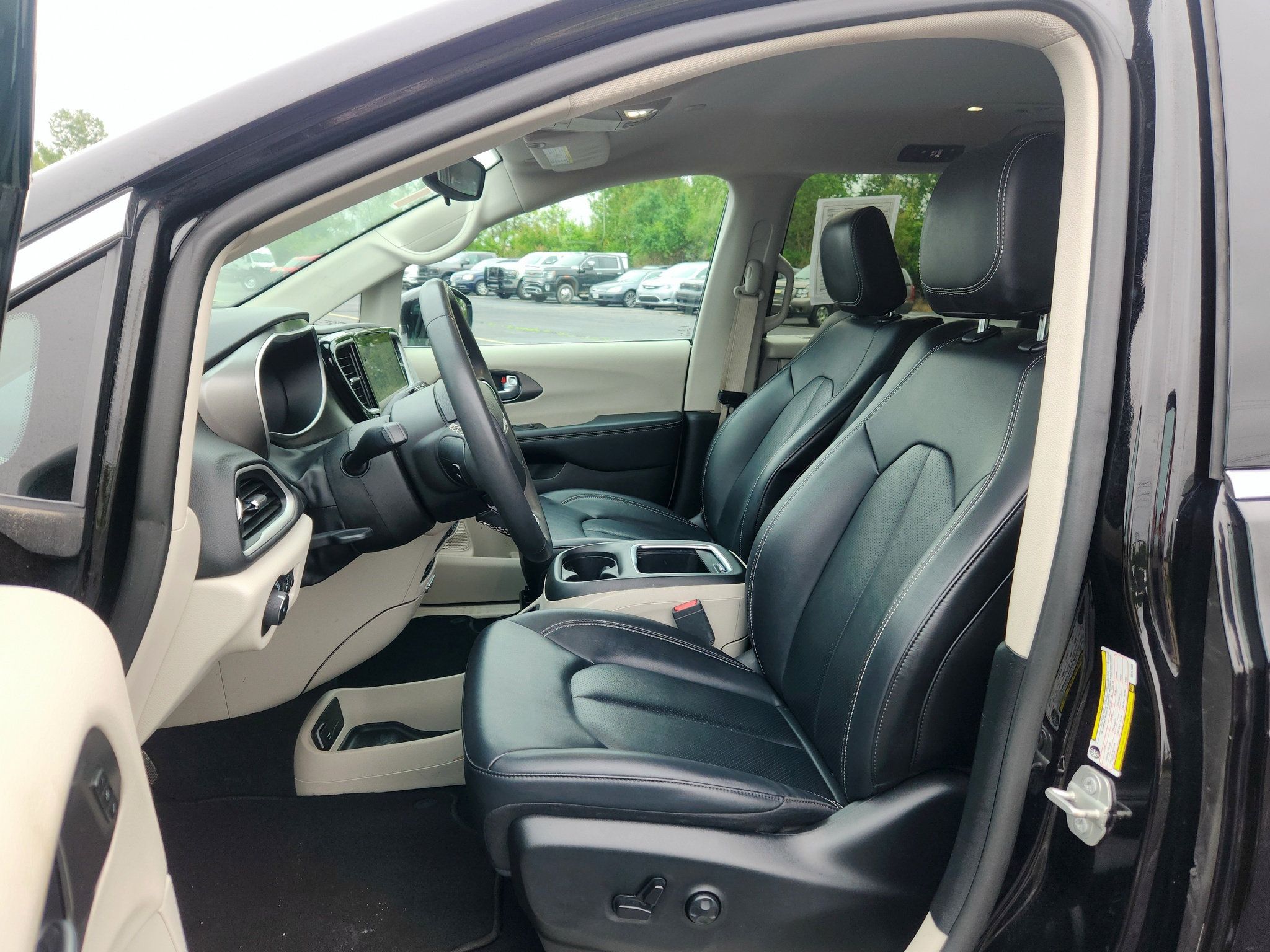 Used 2024 Chrysler Pacifica Touring-L FWD image 21