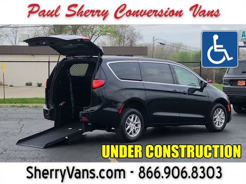 Used 2026 Chrysler Pacifica Select FWD image 1