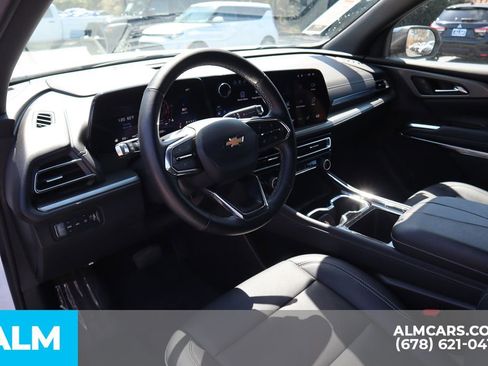 Used 2025 Chevrolet Traverse LT image 9