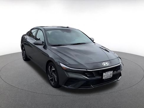 Used 2025 Hyundai Elantra SEL image 3