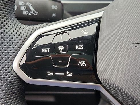 Used 2022 Volkswagen Tiguan SE R-Line image 27