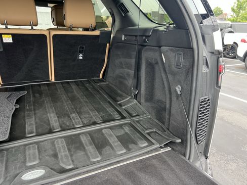 Certified 2023 Land Rover Discovery Metropolitan Edition AWD/4WD image 35