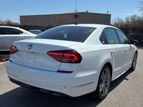 Used 2018 Volkswagen Passat 2.0T R-Line w/ R-Line Lighting Package FWD image 2