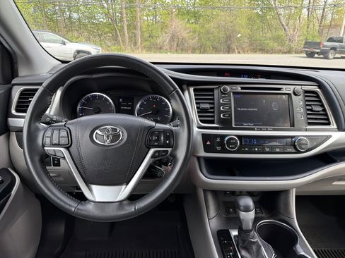 Used 2019 Toyota Highlander Plus AWD/4WD image 13