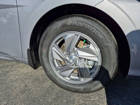 Used 2025 Hyundai Elantra SE image 9