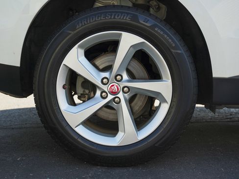 Used 2019 Jaguar F-PACE Premium image 12