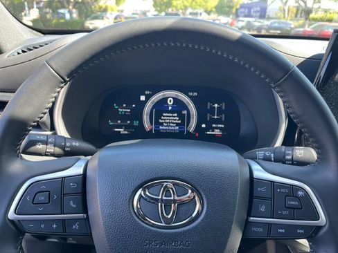 Used 2025 Toyota Highlander XSE AWD/4WD image 29
