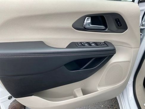 Used 2024 Chrysler Pacifica Touring-L image 14