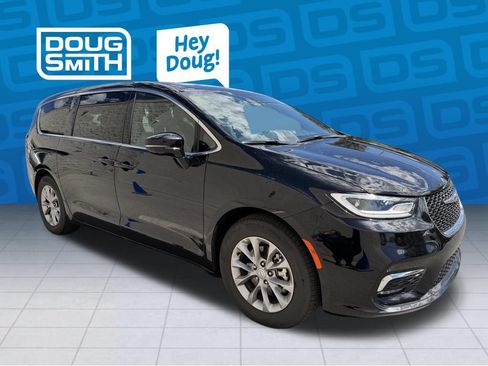 Used 2026 Chrysler Pacifica Limited FWD image 6