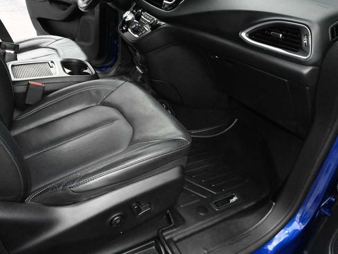 Used 2019 Chrysler Pacifica Touring-L Plus w/ Advanced Safetytec Group FWD image 20