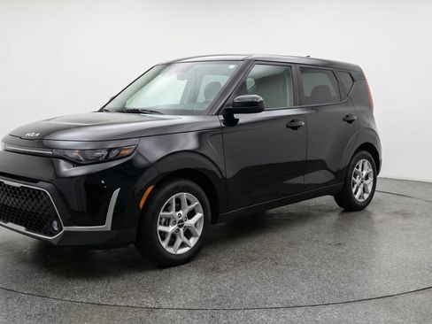 Used 2025 Kia Soul LX w/ LX Technology Package FWD image 3