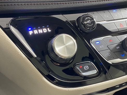 Used 2017 Chrysler Pacifica Limited image 19