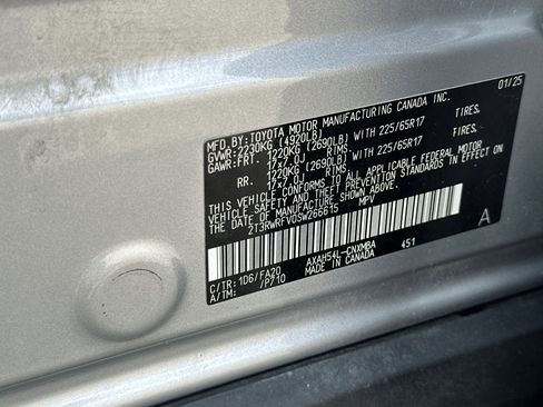 Used 2025 Toyota RAV4 XLE AWD/4WD image 28