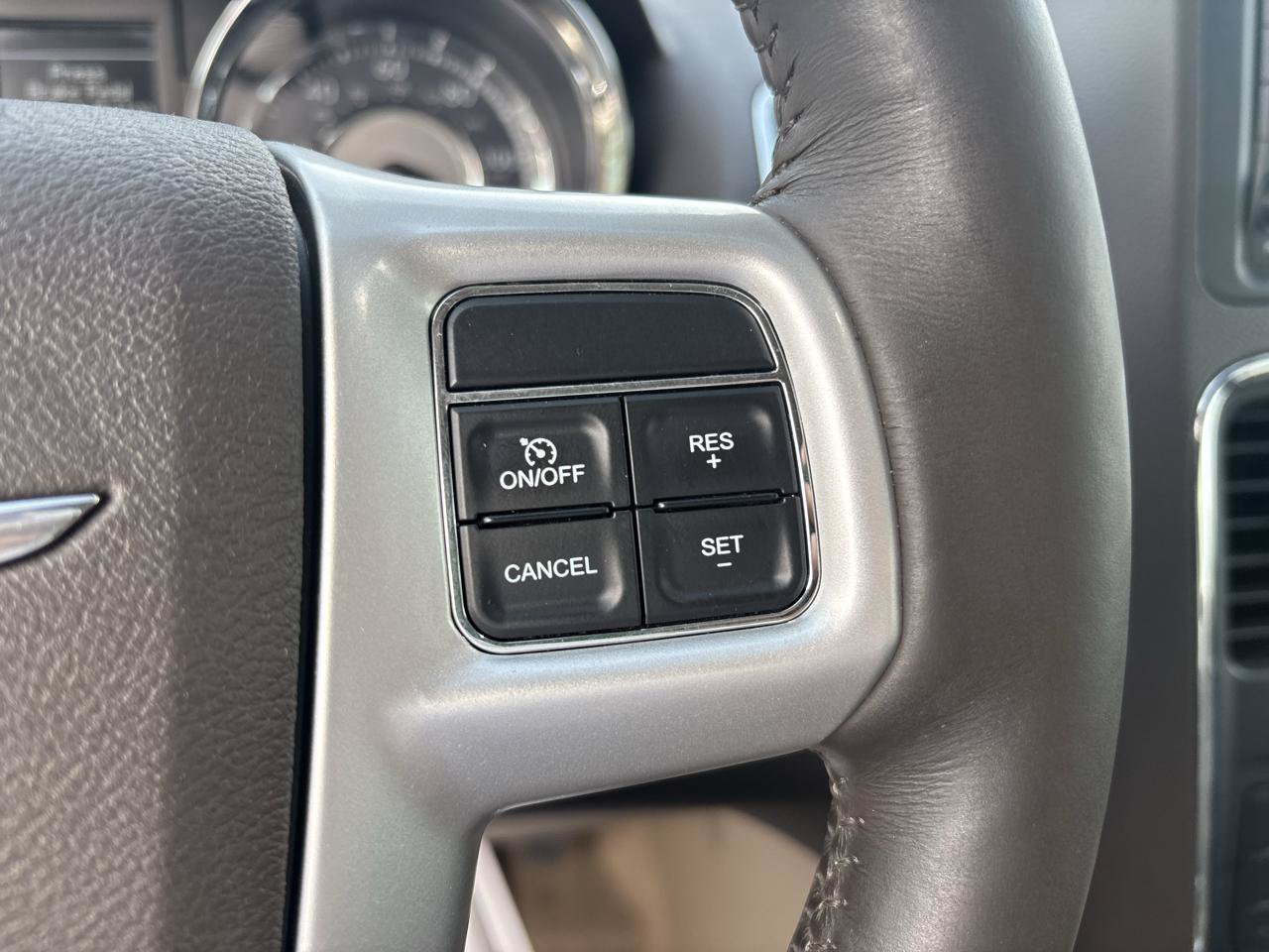 Used 2016 Chrysler Town & Country Touring w/ Driver Convenience Group FWD image 19