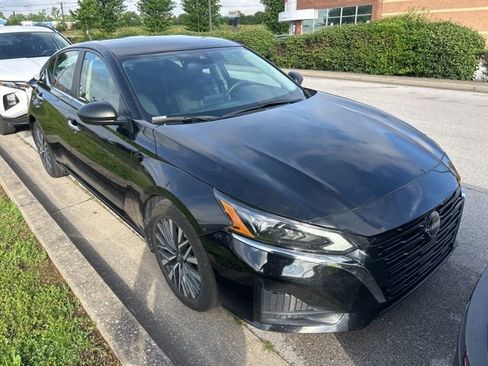 Used 2024 Nissan Altima 2.5 SV FWD image 2