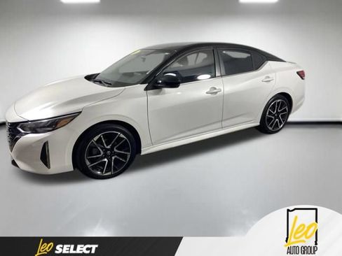 Used 2025 Nissan Sentra SR FWD image 2