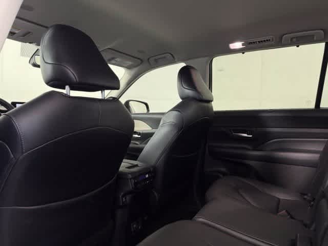 Used 2024 Toyota Grand Highlander AWD image 31