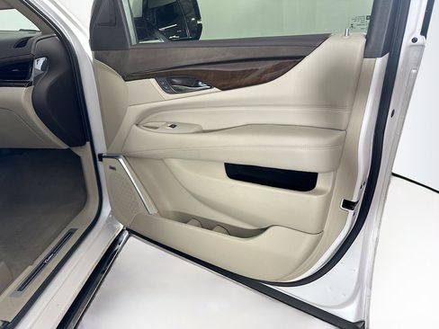 Used 2016 Cadillac Escalade Premium image 31