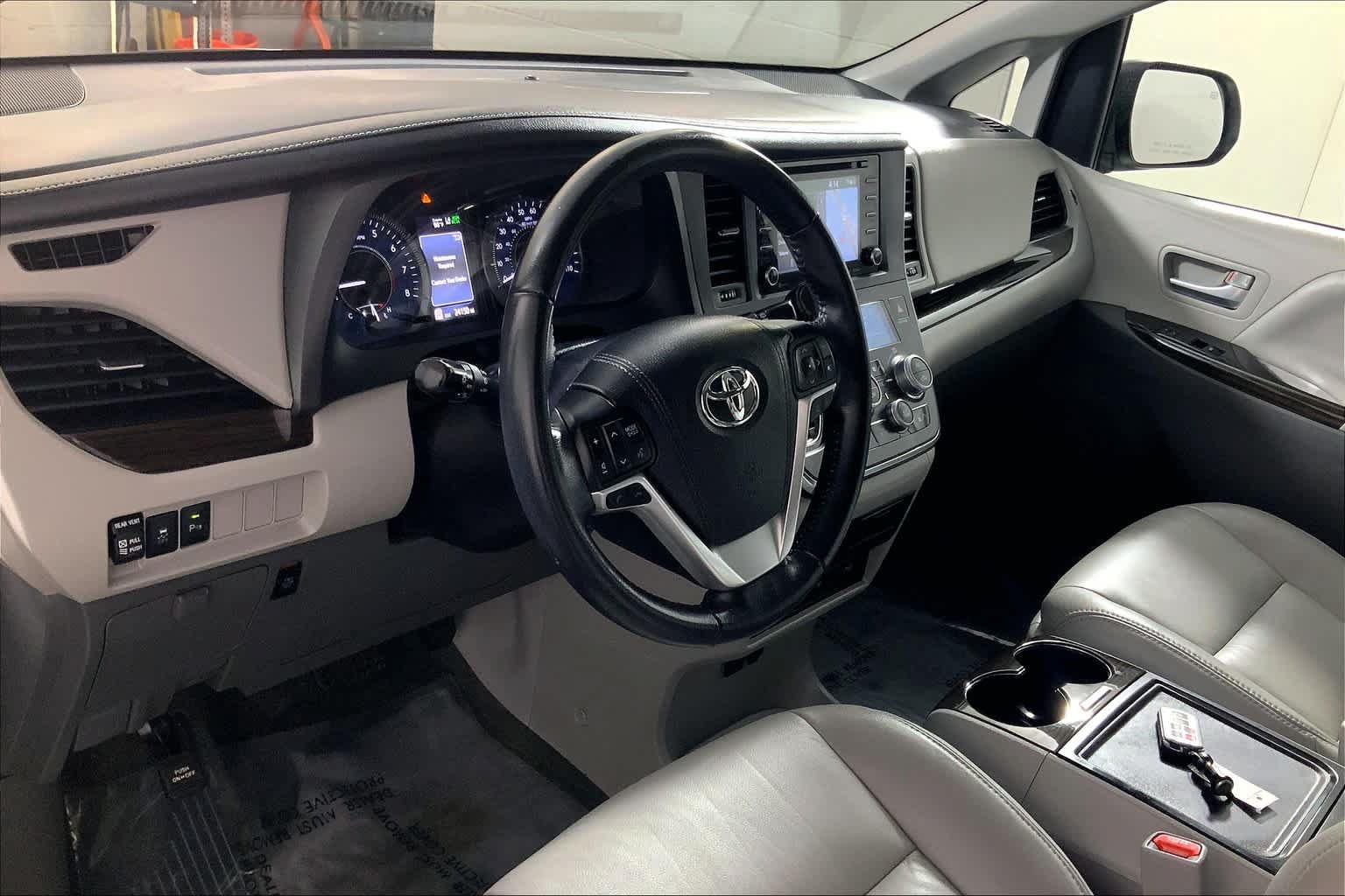 Used 2018 Toyota Sienna XLE Premium w/ Outdoor Package AWD/4WD image 18
