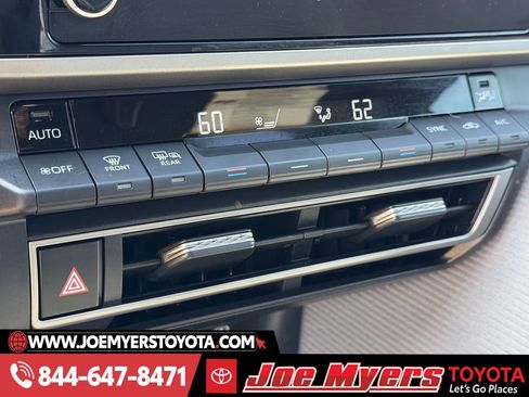 Used 2025 Toyota Camry SE w/ Convenience Package image 20