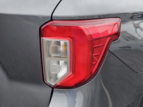 Used 2021 Ford Explorer XLT image 9