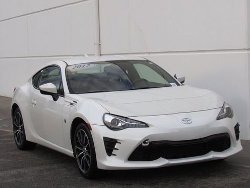 Certified 2017 Toyota 86 image 2