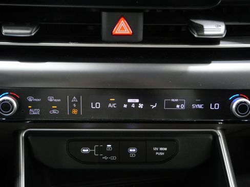 Used 2025 Kia Carnival FWD image 18