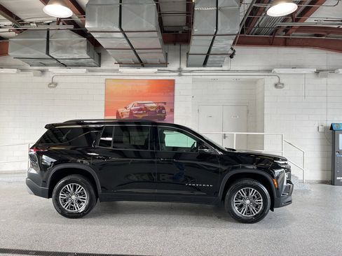 Used 2025 Chevrolet Traverse LT image 12