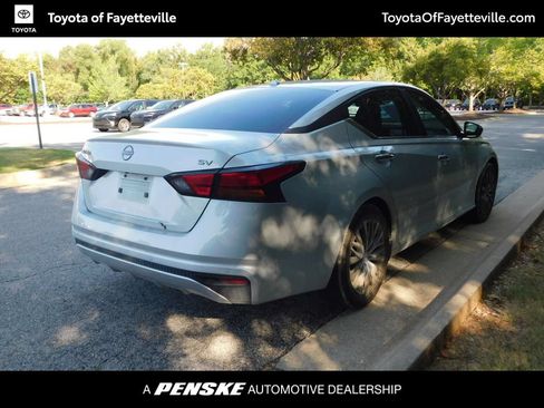 Used 2024 Nissan Altima 2.5 SV FWD image 10