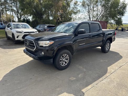 Used 2018 Toyota Tacoma SR5 image 2