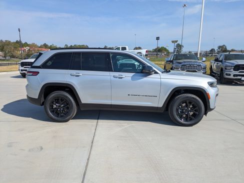 New 2026 Jeep Grand Cherokee Altitude RWD image 8