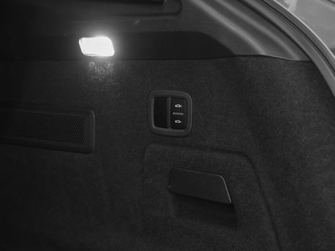 Certified 2024 Porsche Cayenne AWD/4WD image 19