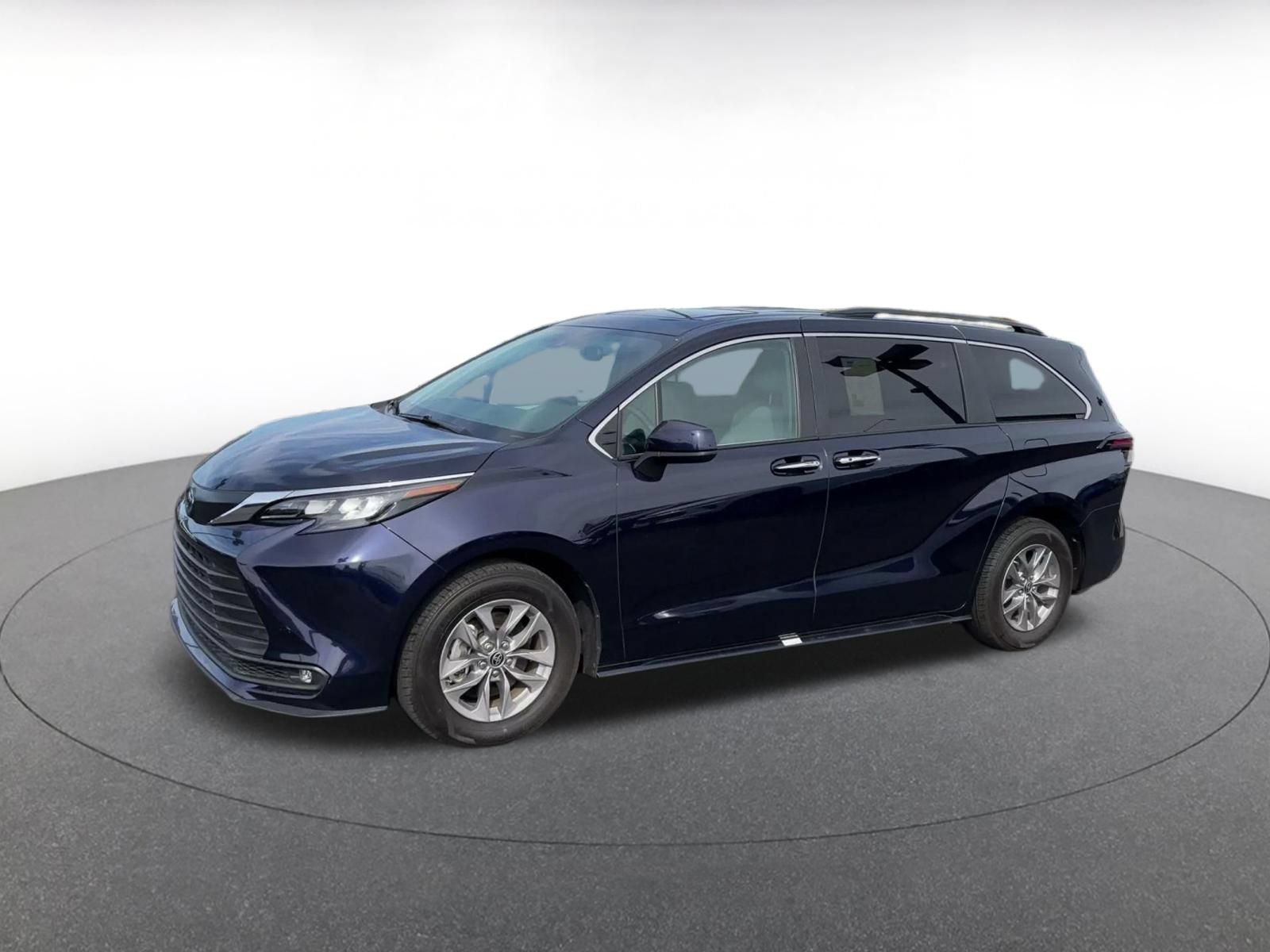 Used 2025 Toyota Sienna XLE FWD image 7