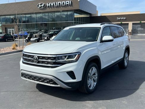 Used 2023 Volkswagen Atlas SE image 2