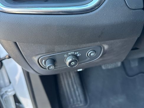 Used 2023 Chevrolet Equinox Premier FWD image 18