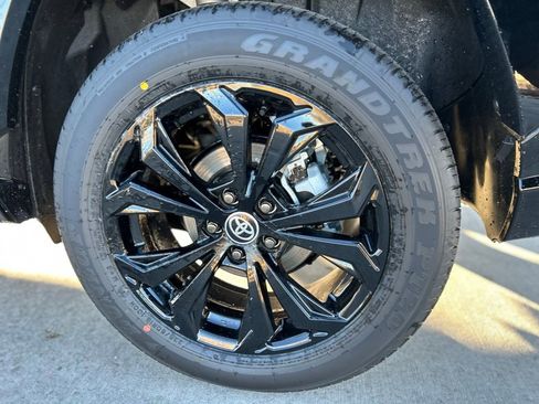 Used 2025 Toyota RAV4 SE image 12