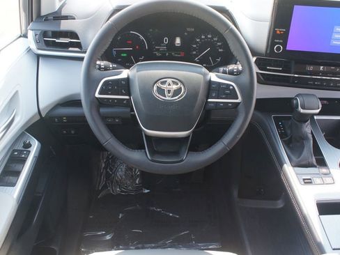 Used 2025 Toyota Sienna XLE w/ XLE Plus Package FWD image 5