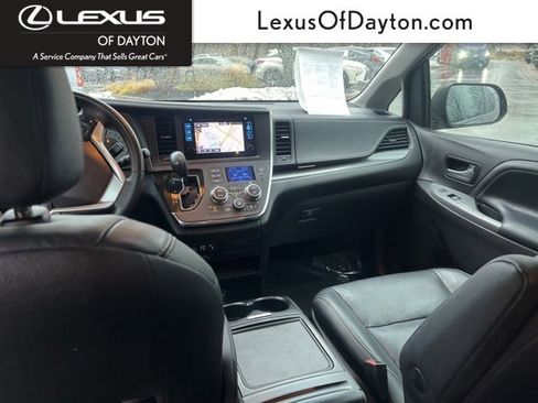 Used 2016 Toyota Sienna L image 28