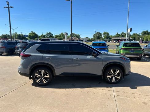 Used 2024 Nissan Rogue SL w/ SL Premium Package FWD image 4