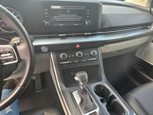 Used 2024 Kia Carnival LX image 2