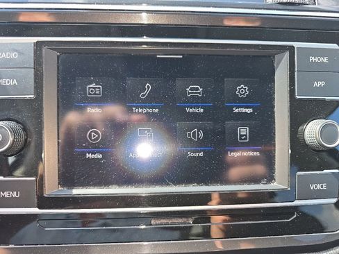 Used 2020 Volkswagen Tiguan S image 11