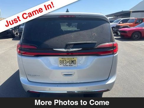 Used 2024 Chrysler Pacifica Touring-L FWD image 4