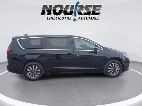 Used 2024 Chrysler Pacifica Select image 9