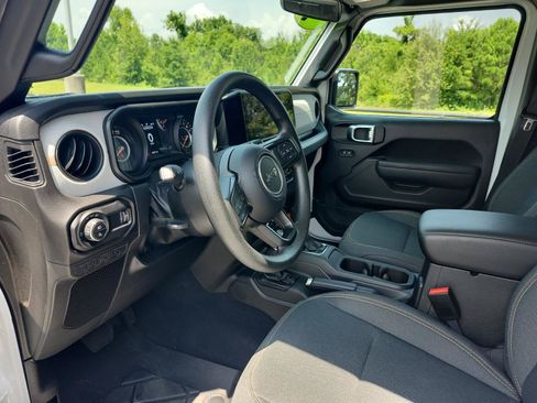 Used 2025 Jeep Gladiator Sport AWD/4WD image 11