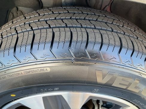 Used 2023 Toyota Highlander XLE image 28