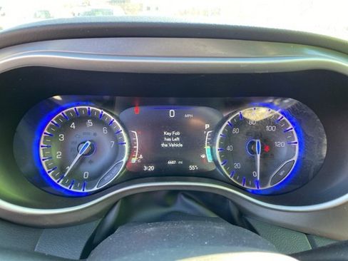 Used 2026 Chrysler Pacifica Select image 20