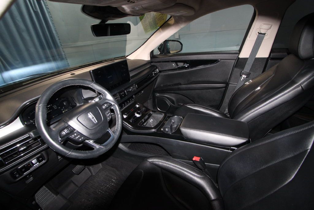 Used 2023 Lincoln Nautilus AWD w/ Premium Package image 2