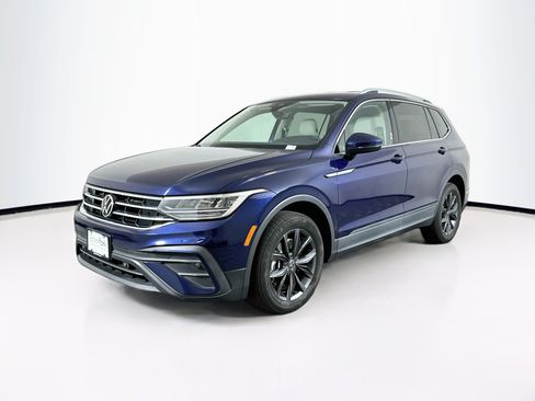 Used 2023 Volkswagen Tiguan SE FWD image 3