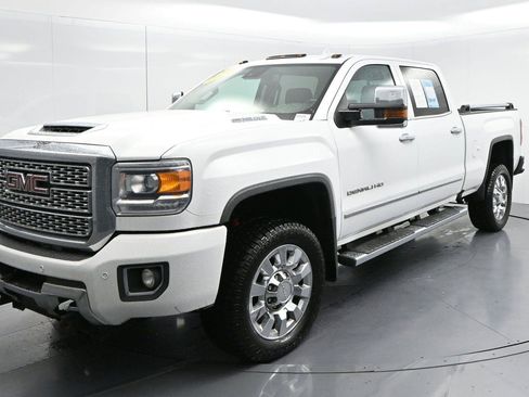 Used 2019 GMC Sierra 2500 Denali w/ Duramax Plus Package AWD/4WD image 3